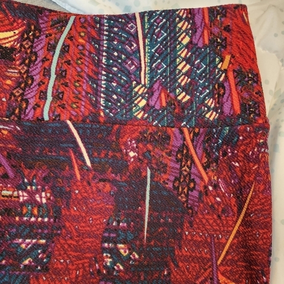 LulaRoe Black Red Abstract Skirt Women's Medium M Stretch Wide Waistband EUC - Picture 3 of 7